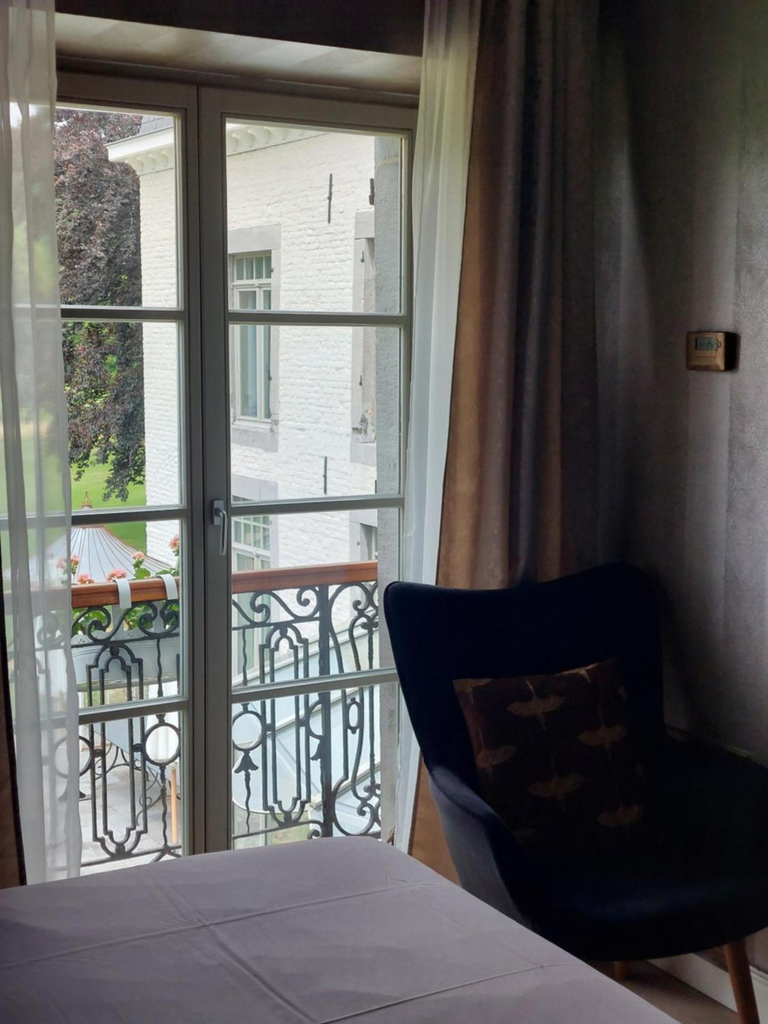 La Chambre Et Le Studio Du Chateau Du Golf De Bernalmont Liège Oda fotoğraf