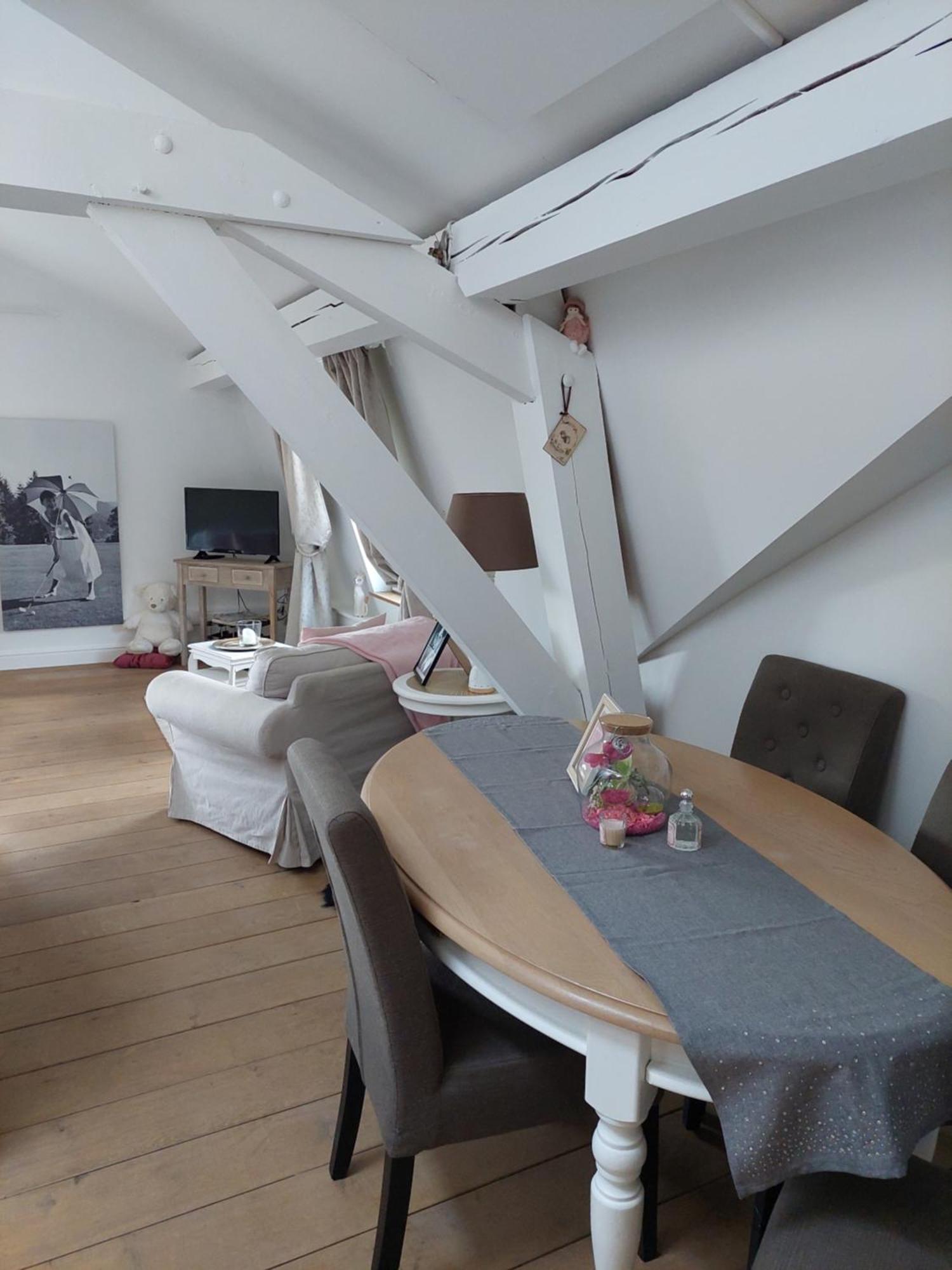 La Chambre Et Le Studio Du Chateau Du Golf De Bernalmont Liège Oda fotoğraf